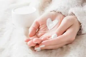 Hand Hände Handcreme eincremen Samtpfötchen