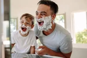 Vater Sohn Rasur Männerpflege